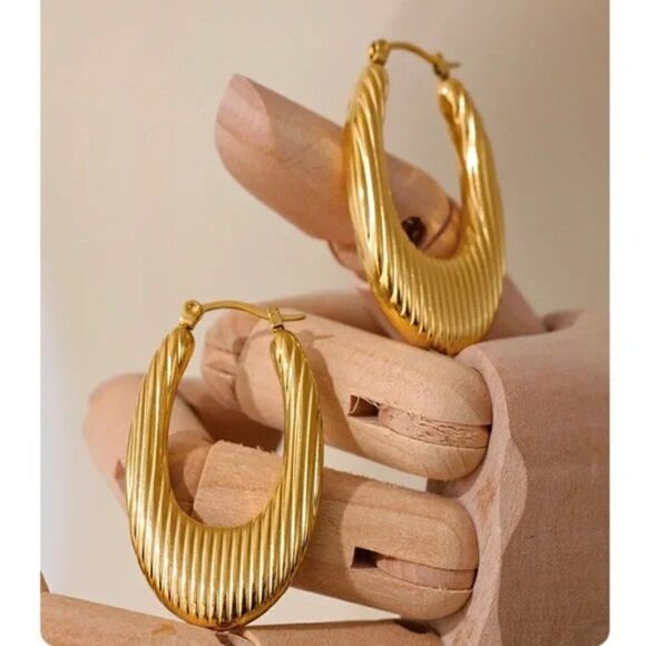 ⭐️ NEW Gold Textured Long Oval Hoop Earrings - Picture 3 of 12